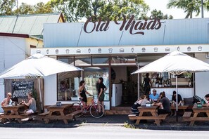 تناول الطعام بالخارج