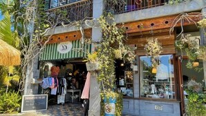 A boutique hotel with a checkered floor, a balcony with plants, and a sign that reads "THOUGHT FOR THE DAY". - "Bills Place" @ Brunswick - House - Sleeps 8 - Walk to Beach, Creek & Main Town (Brunswick Heads)