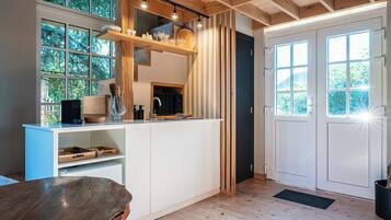 Micro-ondes, four, cafetiĂšre/bouilloire