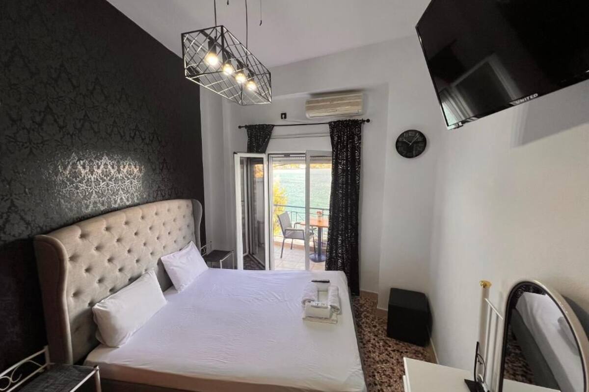 Two-Bedroom Apartment with Balcony and Sea View | Iron/ironing board, free WiFi