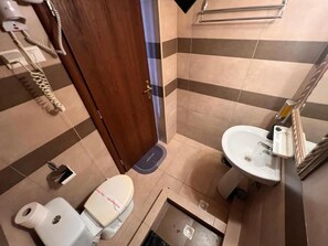 Budget Double Room (6) | Baño | Ducha, artículos de higiene personal gratuitos, toallas y jabón