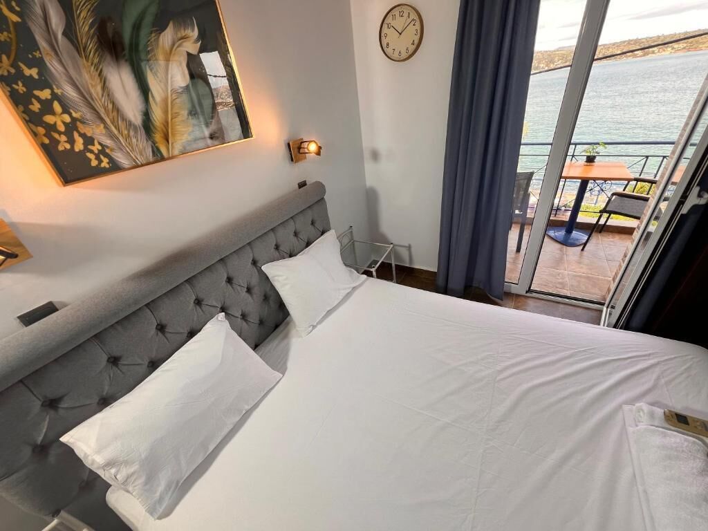 Deluxe double room with balcony (9) | Iron/ironing board, free WiFi, bed sheets