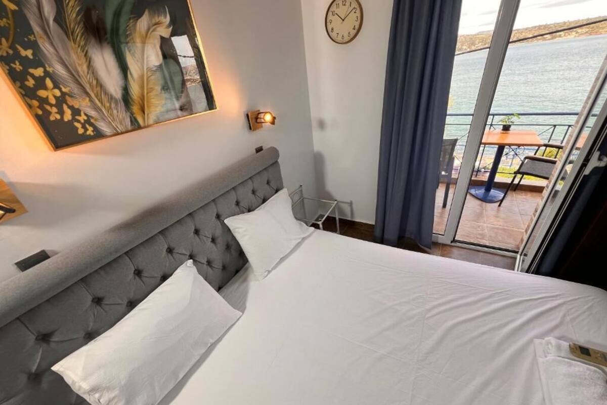Deluxe Double Room with Balcony and Sea View | Iron/ironing board, free WiFi