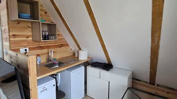 Een koelkast, een microgolfoven, een kookplaat, een waterkoker