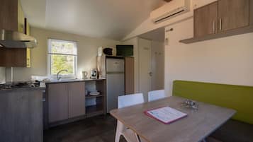 Réfrigérateur, micro-ondes, plaque de cuisson, cafetière/bouilloire