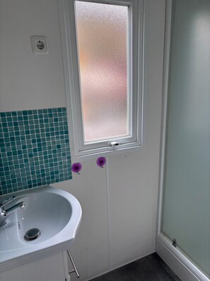 Een douche, handdoeken