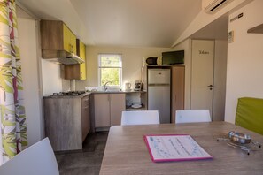 Réfrigérateur, micro-ondes, plaque de cuisson, cafetière/bouilloire