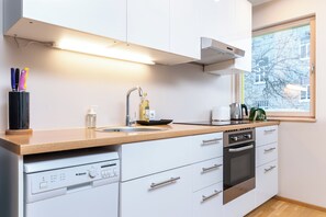 Frigorífico, horno, placa de cocina y lavavajillas
