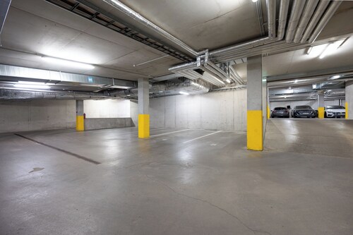 2BR/Balcony/parking garage/Wi-Fi/next to Old Town