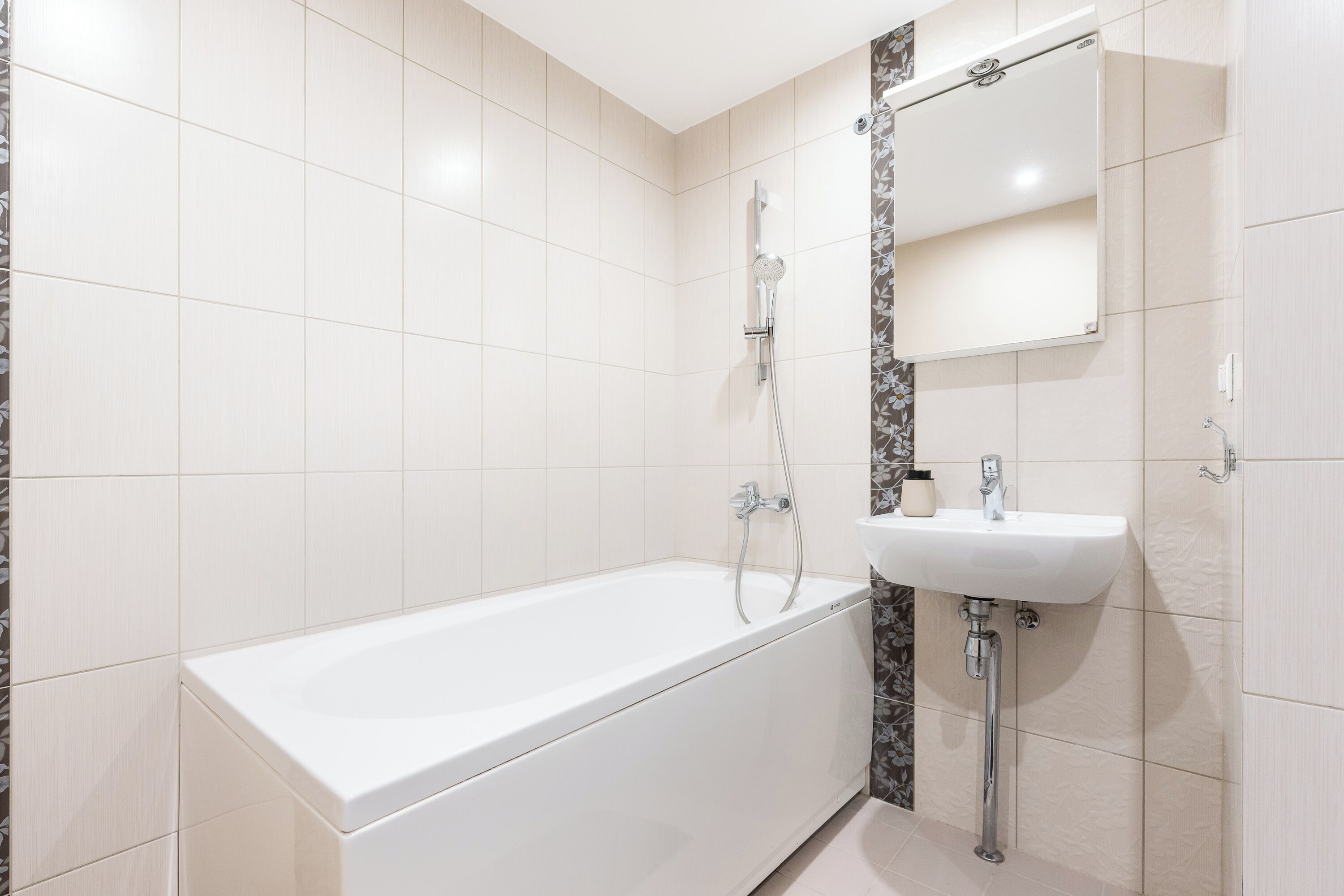 Hiustenkuivaaja, pyyhkeet, saippua, vessapaperi