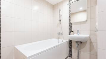 Hiustenkuivaaja, pyyhkeet, saippua, vessapaperi