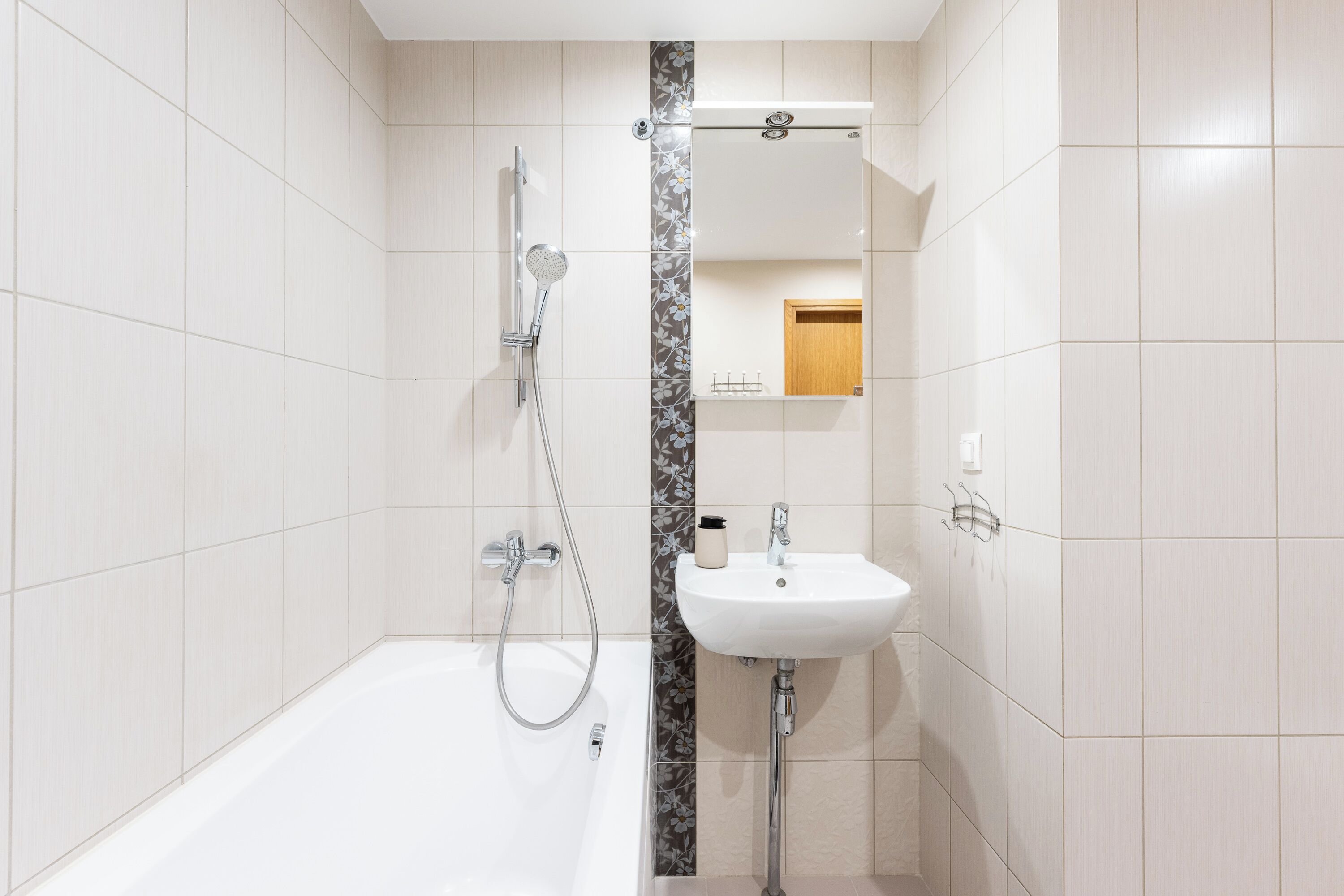 Ein modernes Badezimmer mit Badewanne, Dusche und Waschbecken.