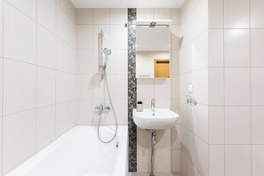 Kostenlose Toilettenartikel, Haartrockner, Handtücher, Seife
