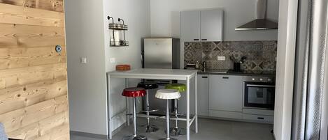 Kjøleskap, ovn, kokeplater og oppvaskmaskin