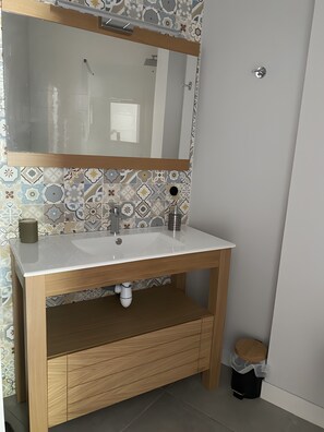 Ducha, secador de pelo, toallas