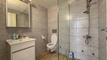 Dusche, Haartrockner, Handtücher, Seife