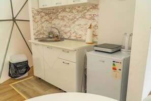 Kühlschrank, Herdplatte, Wasserkocher, Kochgeschirr/Geschirr/Besteck