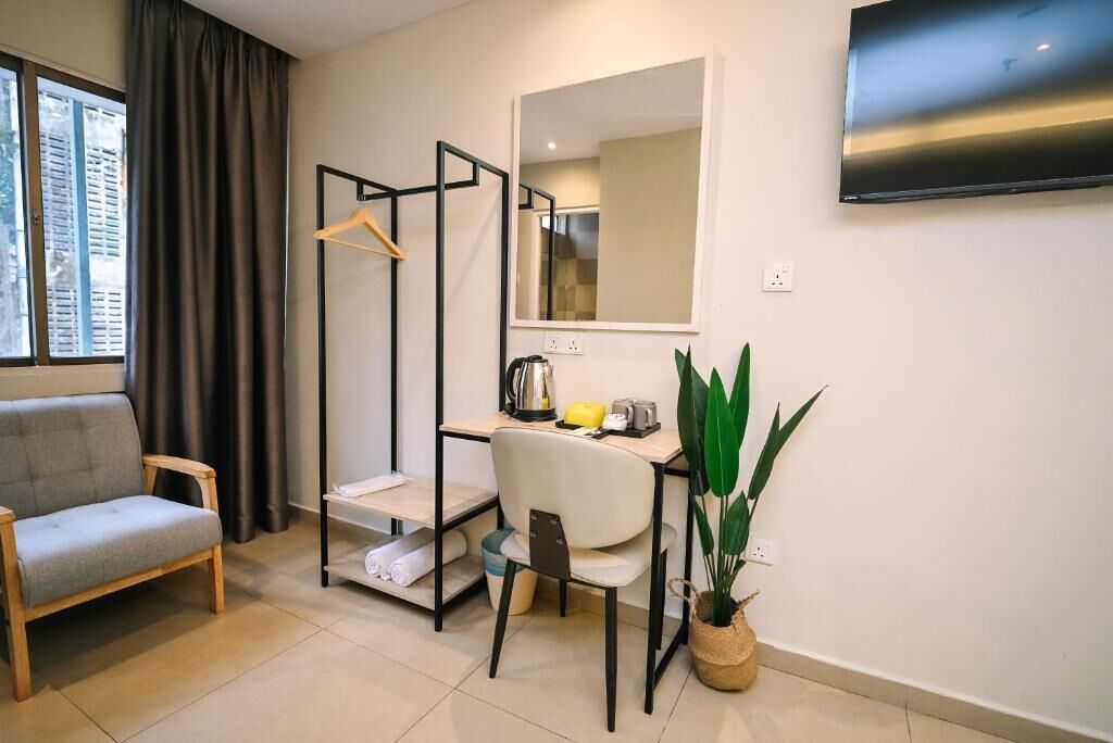 Deluxe Queen Room | Desk, free WiFi