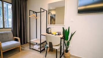 Deluxe Queen Room | Desk, free WiFi