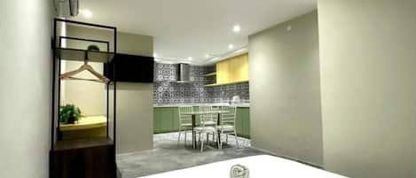 Deluxe Studio | Desk, free WiFi