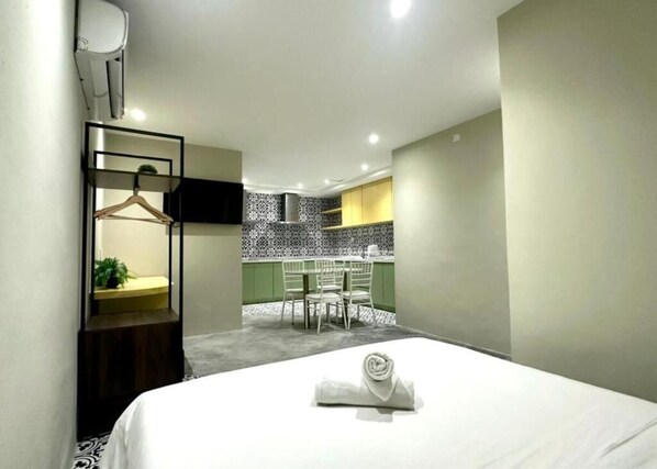 Deluxe Studio | Desk, free WiFi - Kingston Hotel 1 at Bukit Bintang (Kuala Lumpur)