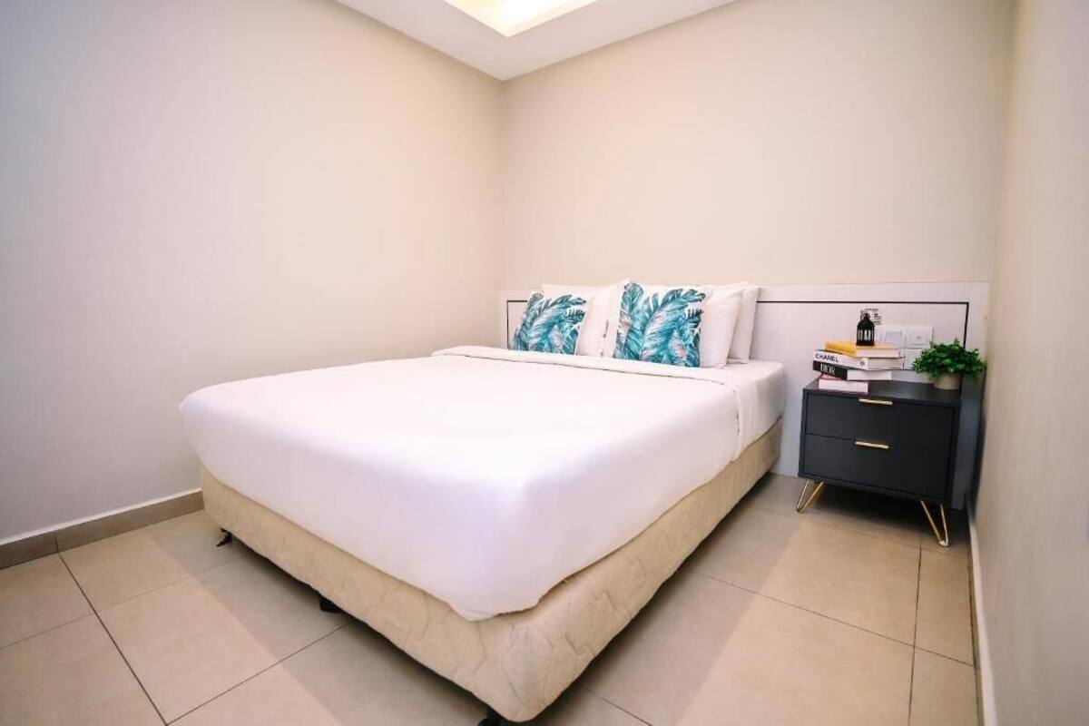 Una camera da letto con un letto, un comodino e una abat-jour.