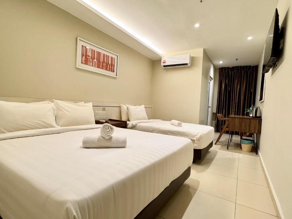 Deluxe Triple Room | Desk, free WiFi