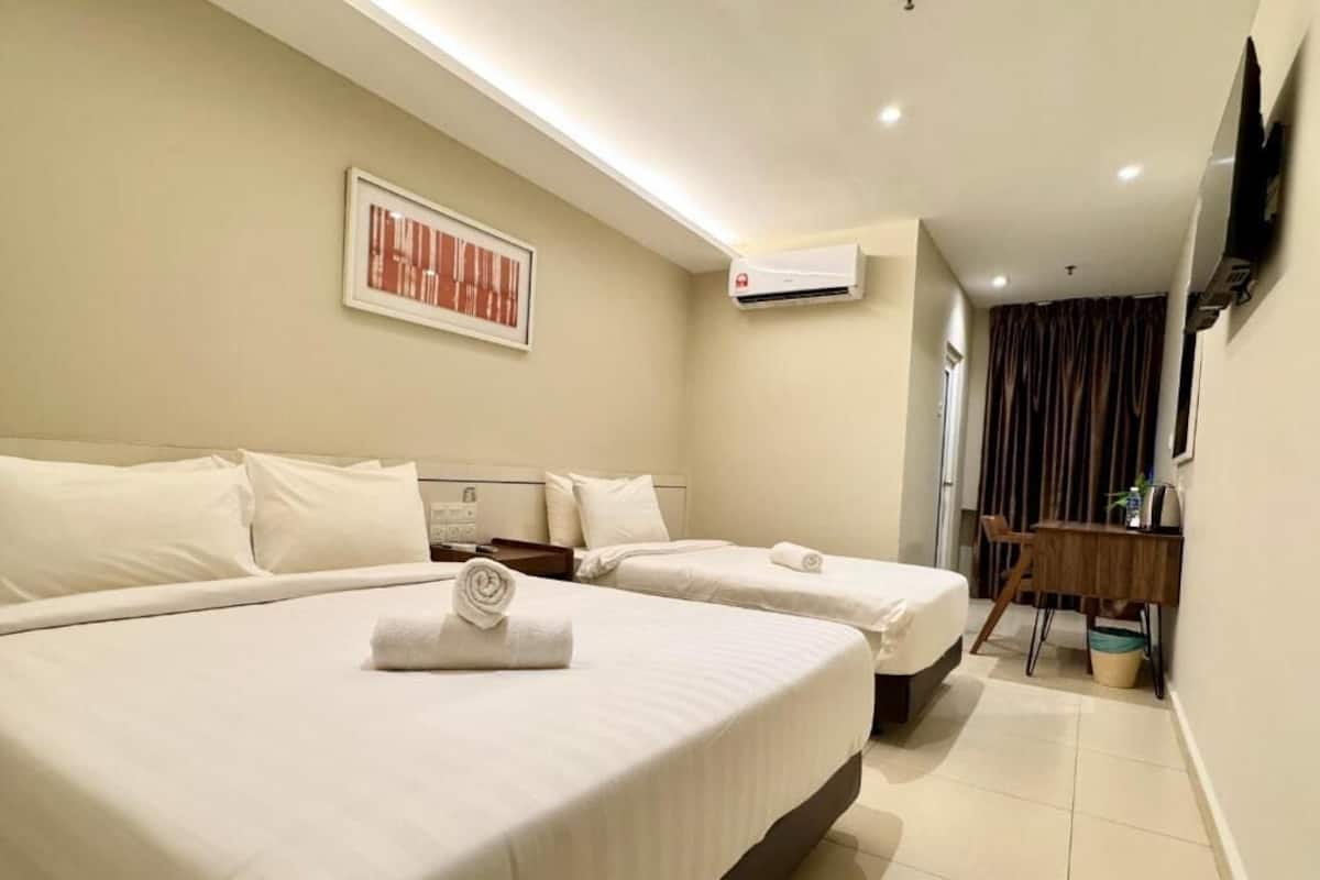 Deluxe Triple Room | Desk, free WiFi