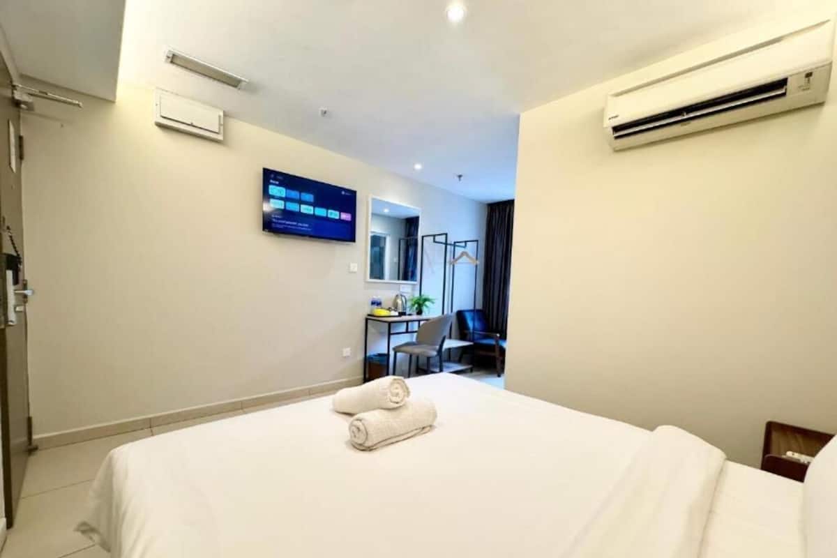 Deluxe Room | Desk, free WiFi