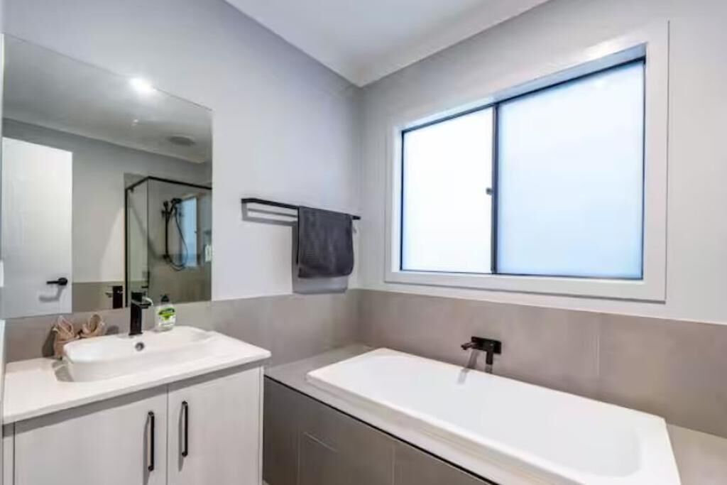 Douche, séchoir à cheveux, bidet, serviettes fournies