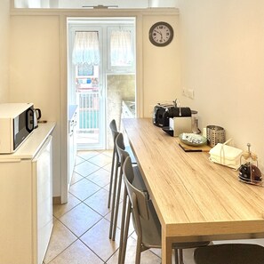 Micro-ondes, four, plaque de cuisson