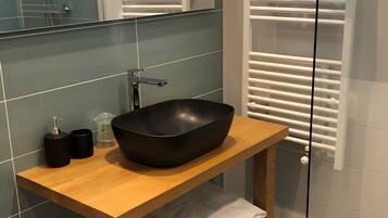 Een douche, een haardroger, handdoeken