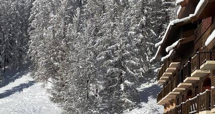 Bed and Breakfast 'La Baïta De La Foux - Chambre 3' with Mountain View, Shared Terrace and Wi-Fi