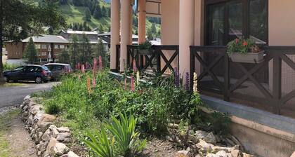 Bed and Breakfast 'La Baïta De La Foux - Habitación 3' con vistas a la montaña, terraza compartida y Wi-Fi