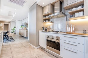 Full-sized fridge, microwave, oven, stovetop