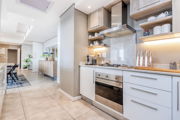 Refrigerador con congelador, microondas, horno y parrilla de estufa