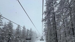Pista de esquí nevada con un sistema de teleférico.