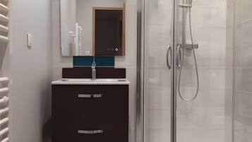 Een douche, een haardroger, handdoeken