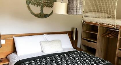 Bed and Breakfast 'La Baïta De La Foux - Habitación 4' con vistas a la montaña, terraza compartida y Wi-Fi