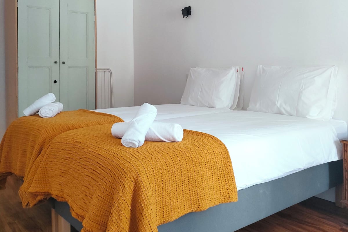 Phòng đôi hoặc 2 giường đơn tiện nghi đơn giản, 2 giường đơn, máy điều hòa, quang cảnh thung lũng | Bàn, khu vực làm việc phù hợp cho laptop