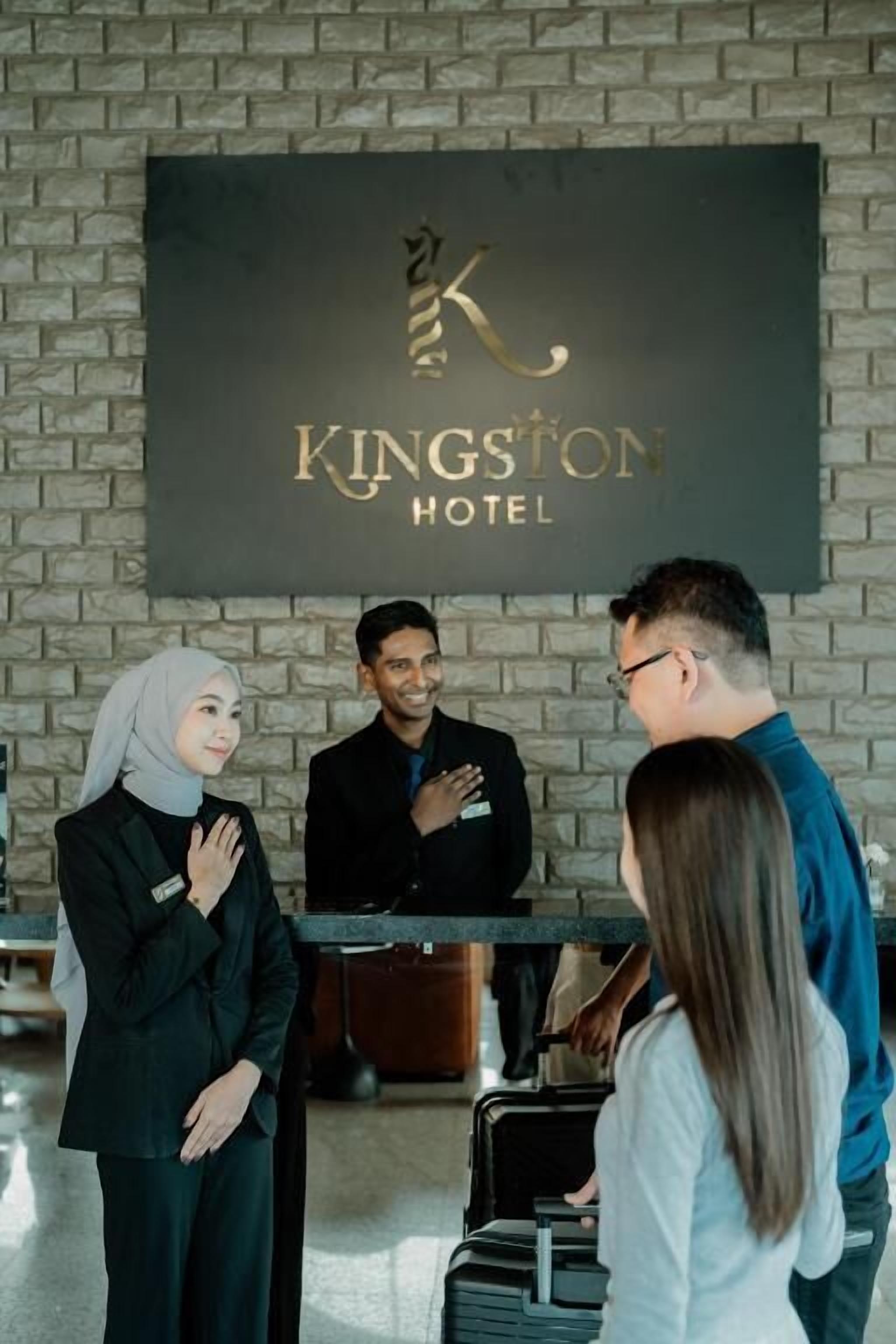 Ein Empfangsbereich mit einem Schild für das Kingston Hotel.