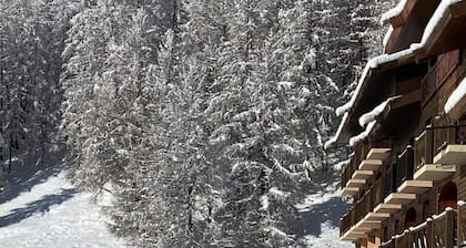 Bed and Breakfast 'La BaĂŻta De La Foux - Chambre 2' with Mountain View, Shared Terrace and Wi-Fi