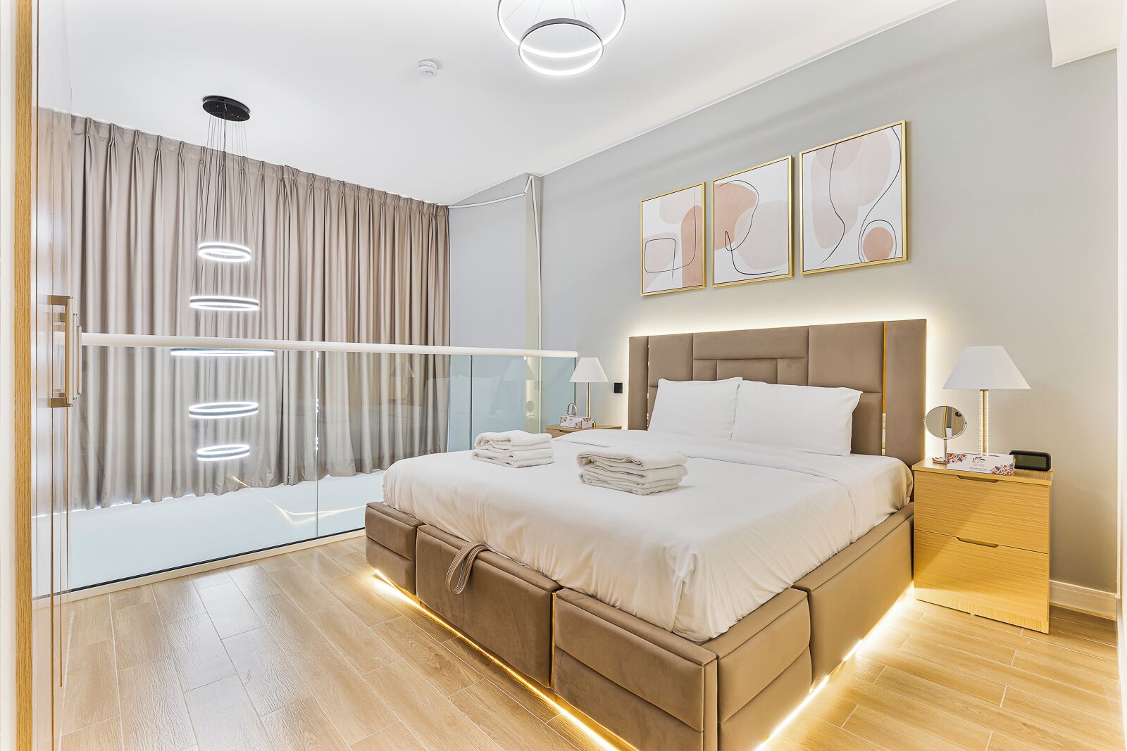 1 chambre, coffre-fort, fer et planche à repasser