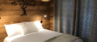 Bed and Breakfast 'La Baïta De La Foux - Chambre 1' with Mountain View, Shared Terrace and Wi-Fi