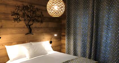 Bed and Breakfast 'La Baïta De La Foux - Habitación 1' con vistas a la montaña, terraza compartida y Wi-Fi