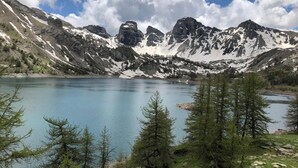 A mountain lake with rocky terrain and trees. - Bed and Breakfast 'La Baïta De La Foux - Chambre 1' with Mountain View, Shared Terrace and Wi-Fi (La Foux d'Allos)