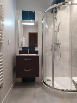 Een douche, gratis toiletartikelen, handdoeken