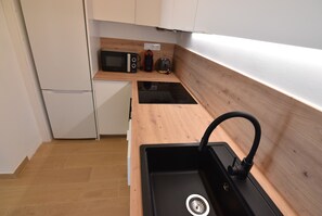 Kühlschrank, Mikrowelle, Ofen, Geschirrspüler