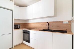 Kühlschrank, Mikrowelle, Ofen, Geschirrspüler