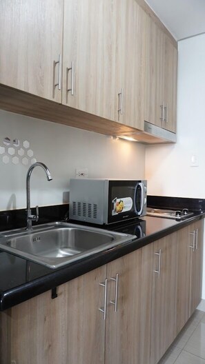 Apartamento standard | Cozinha privada | Geladeira, micro-ondas, cooktop, talheres/pratos/utensílios de cozinha